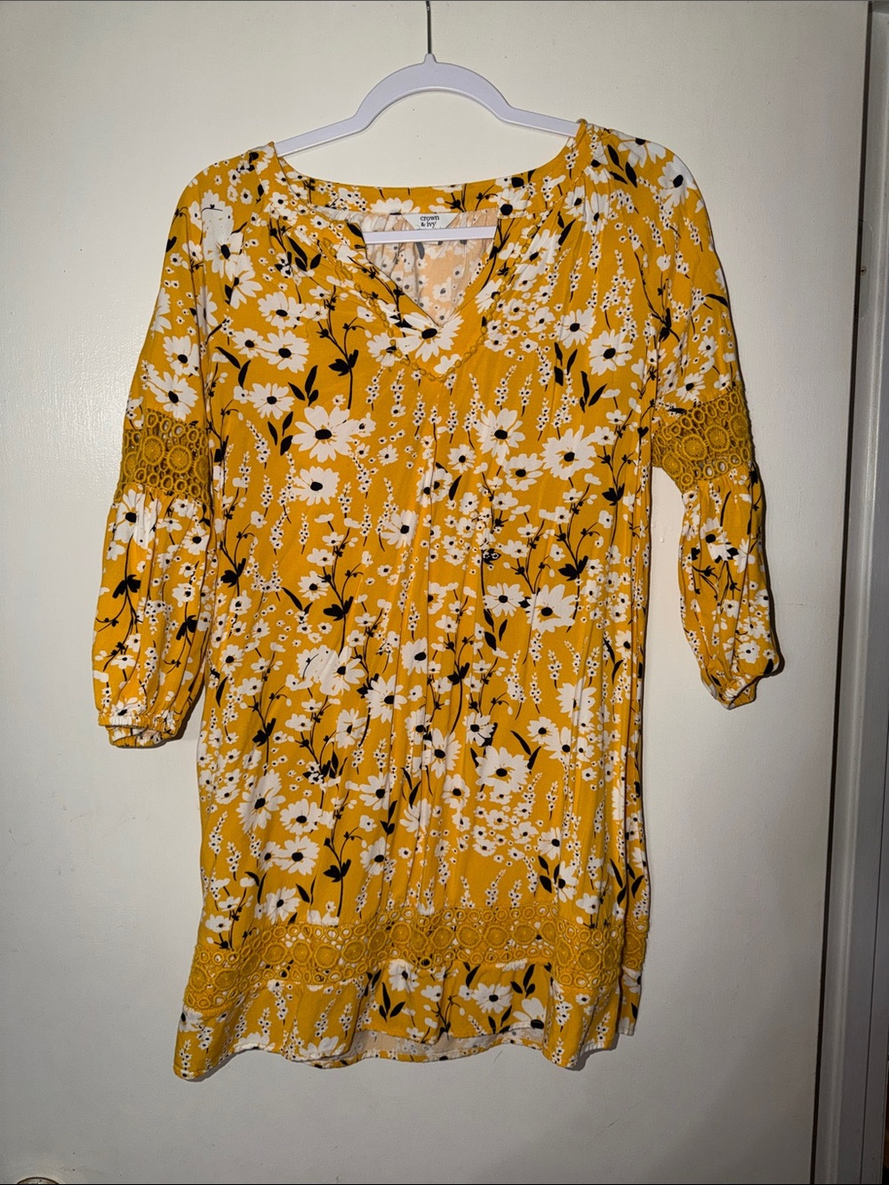 Crown & Ivy Women's Yellow Floral V-Neck Tunic Top